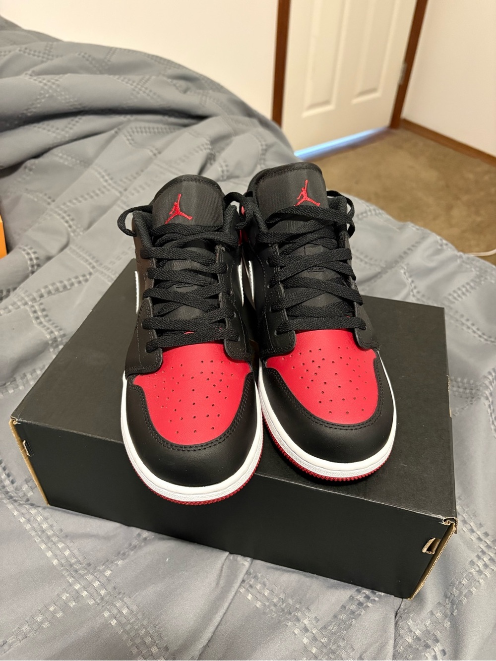 Air Jordan 1 Low GS “Alternate Bred Toe” – Size 7 (8.5 in women’s) - Picture 4 of 6